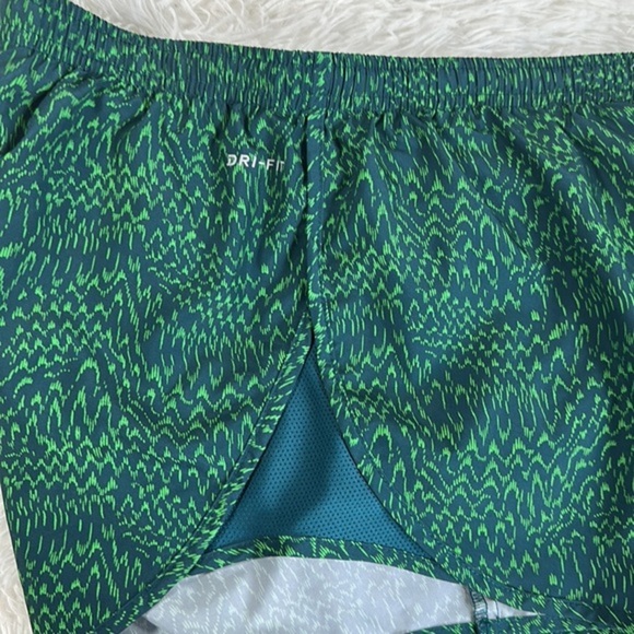 Nike Dri-Fit Green Pattern Running Shorts - Picture 6 of 9